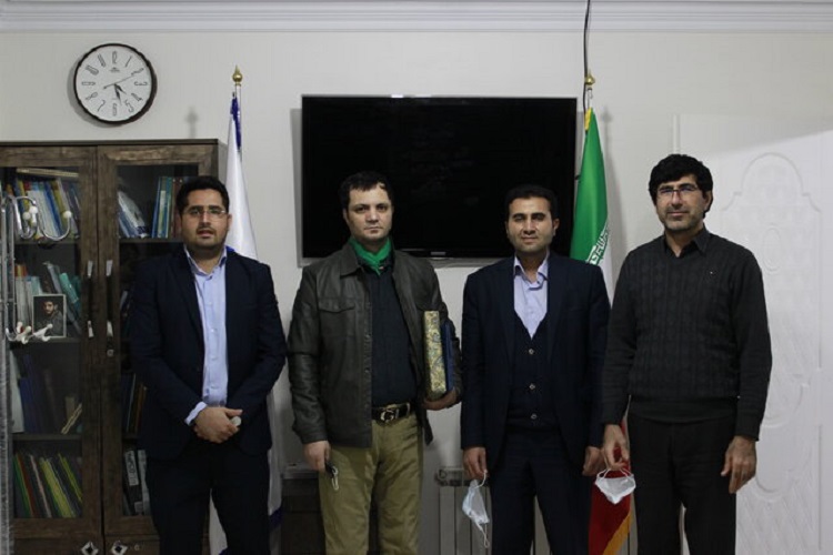 قدردانی رئیس جهاددانشگاهی البرز از نقاش برتر البرزی قدردانی رئیس جهاددانشگاهی البرز از نقاش برتر البرزی
