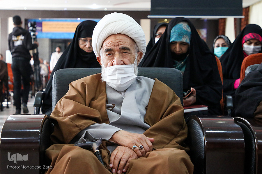 بشر با معلم، توسعه و رفعت پیدا کرده است