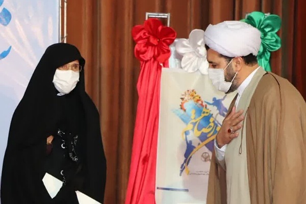 رونمایی از کتاب &laquo;من رضا هستم&raquo; در ملایر