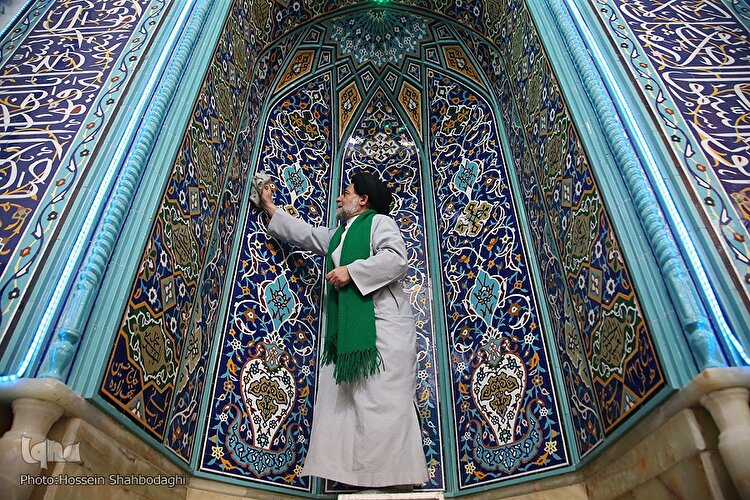 غبارروبی مسجد قبای قم در آستانه ماه رمضان