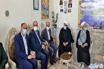 وزیر بهداشت درمان و آموزش پزشکی با خانواده شهید آسوده در خلیل‌آباد دیدار کرد