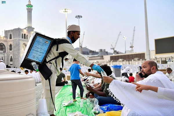 برپایی سفره‌های افطار در مسجد الحرام پس از دو سال وقفه