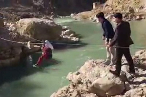 تردد اهالی روستا با سیم بکسل