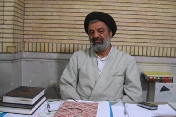 حجت الاسلام والمسلمین سید احمد فقیهی، استاد اخلاق مؤسسه.