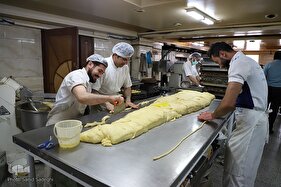 پخت نان و شیرینی افطار در تبریز‎‎