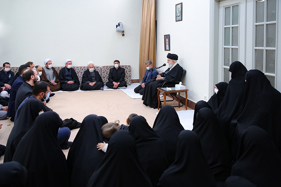 دیدار خانواده آیتالله مصباح یزدی با رهبر معظم انقلاب دیدار خانواده آیتالله مصباح یزدی با رهبر معظم انقلاب
