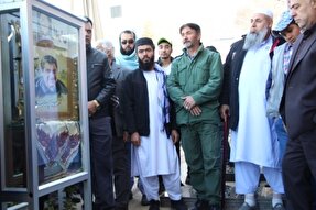 عکس | ادای احترام رزمندگان تیپ فاطمیون به شهید سلیمانی