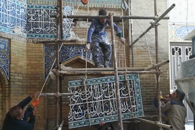 مرمت کتیبه سردر دوازده امام، مسجد جامع عتیق شیراز