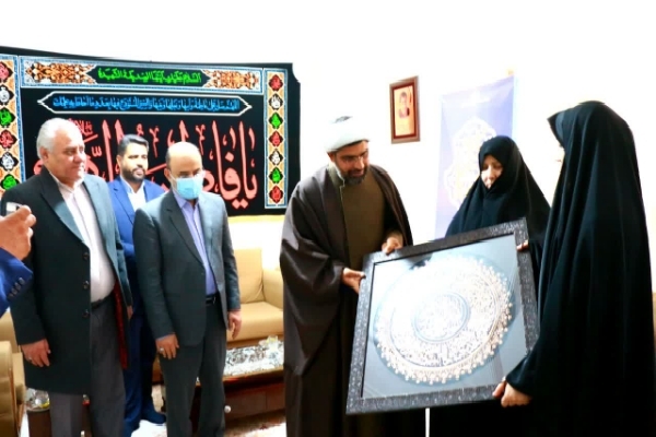 تجلیل از خانواده شهید حسین پورجعفری تجلیل از خانواده شهید حسین پورجعفری
