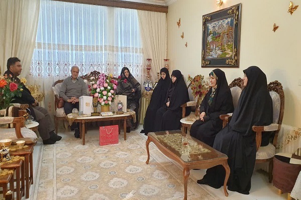 مسئول بسیج بانوان آذربایجان غربی با یک خیر ازدواج دیدار کرد