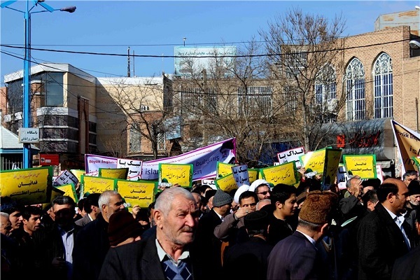 مردم استان مرکزی در اعتراض به هتاکی نشریه فرانسوی راهپیمایی می‌کنند