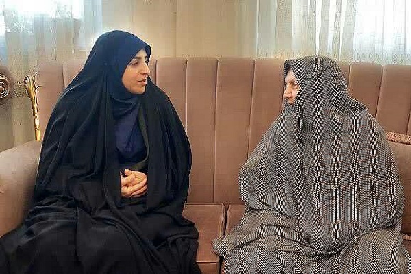 مدیرکل کتابخانه‌های عمومی آذربایجان غربی با خانواده شهید «صمد حاجیلو» دیدار کرد