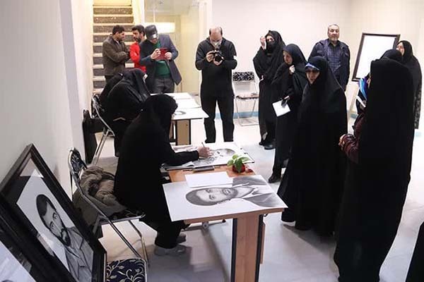 بازدید معاون رئیس‌جمهور از نمایشگاه نقاشی شهدا در یزد