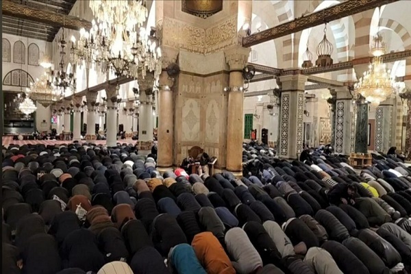 مسجدالاقصی از حضور هزاران نفر در نماز صبح جمعه تا نمازخواندن وزیر انگلیسی