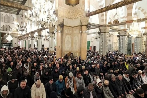 مسجدالاقصی از حضور هزاران نفر در نماز صبح جمعه تا نمازخواندن وزیر انگلیسی