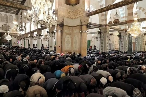 مسجدالاقصی از حضور هزاران نفر در نماز صبح جمعه تا نمازخواندن وزیر انگلیسی