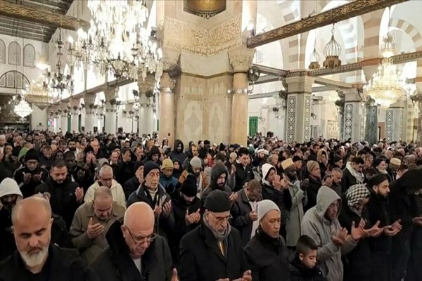 مسجدالاقصی از حضور هزاران نفر در نماز صبح جمعه تا نمازخواندن وزیر انگلیسی