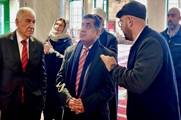 مسجدالاقصی از حضور هزاران نفر در نماز صبح جمعه تا نمازخواندن وزیر انگلیسی