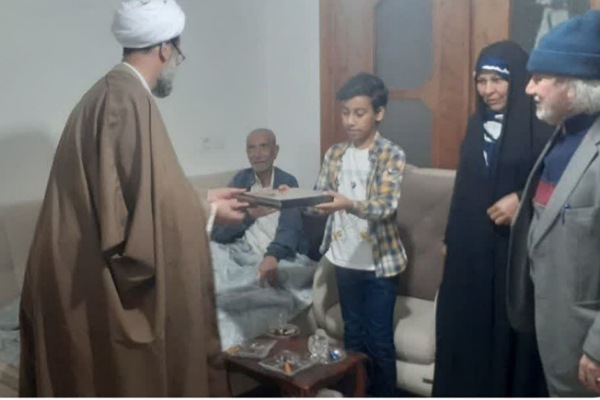 تجلیل از نوجوان حافظ ۱۵ جز قرآن در آزادشهر