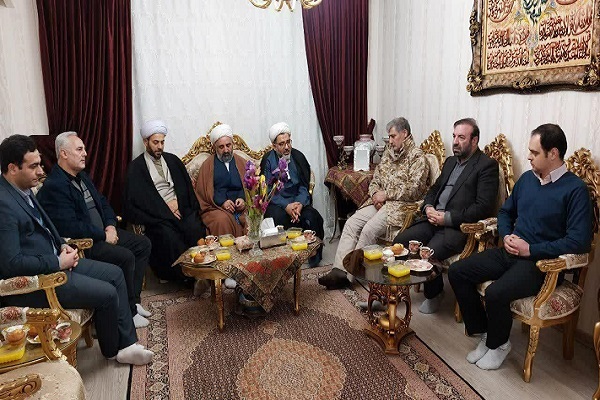 مسئول نمایندگی ولی‌فقیه در سپاه خوی با خانواده شهید حاجی‌قلیزاده دیدار کرد
