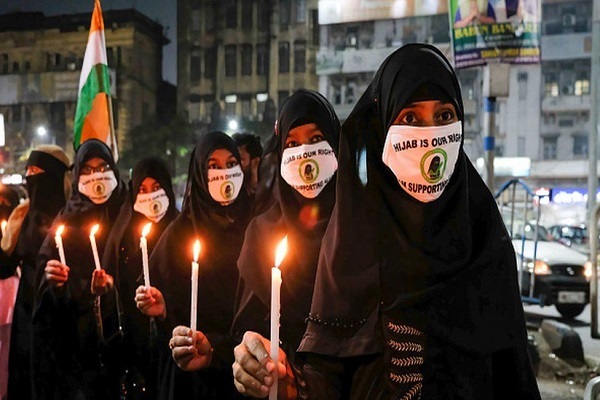 بانوان مسلمان هندی با لباس عبایی پوشیده