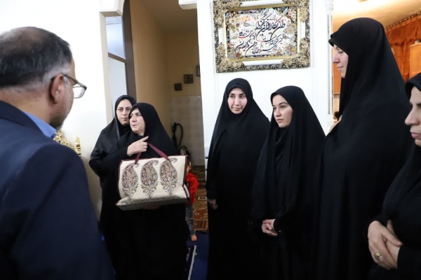 دیدار استاندار لرستان با ۴ خانواده شهید اخیر استان