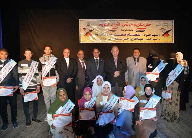 تجلیل استاندار «اسیوط» مصر از 140 دانش‌آموز برتر قرآنی + عکس