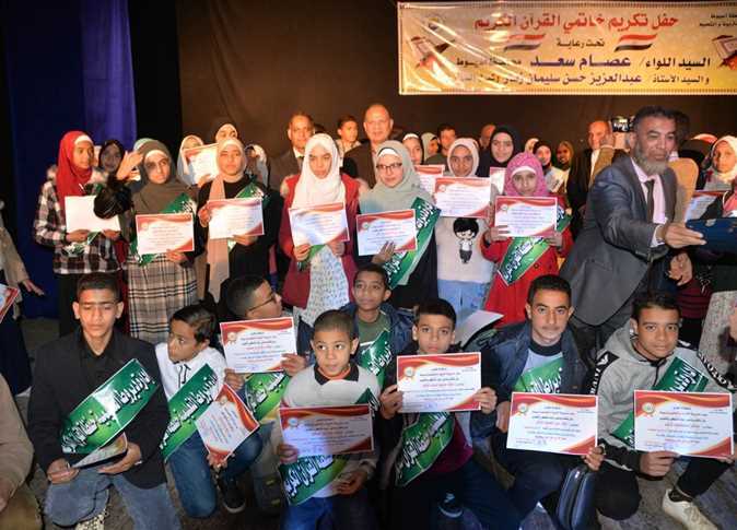تجلیل استاندار «اسیوط» مصر از 140 دانش‌آموز برتر قرآنی + عکس