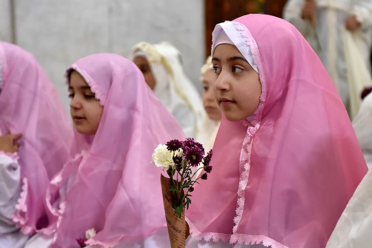 جشن تکلیف ۳۵ شکوفه بهشتی از کشور‌های غرب آسیا در حرم مطهر رضوی برگزار شد