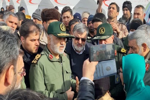 سردار سلامی با زلزله‌زدگان خوی چهره‌به چهره دیدار کرد