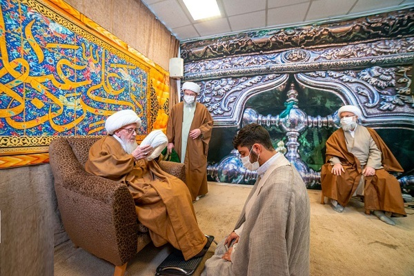 تعداد از طلاب توسط آیت‌الله العظمی وحیدخراسانی معمم شدند