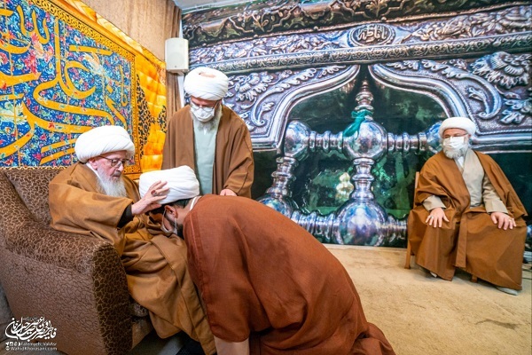 تعدادی از طلاب توسط آیت‌الله وحیدخراسانی معمم شدند + تصاویر