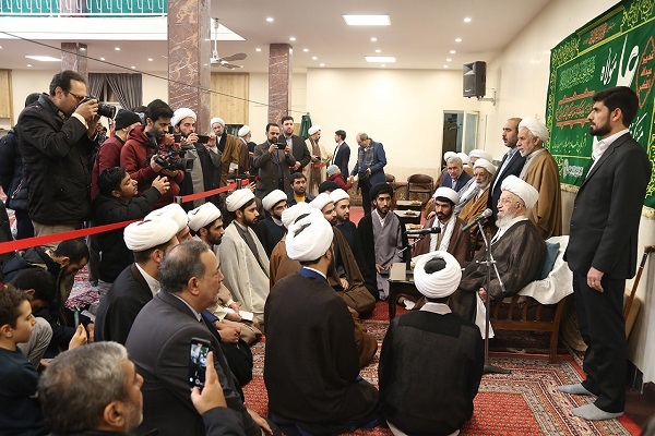 جشن ولادت امیرمؤمنان(ع) و عمامهگذاری تعدادی از طلاب توسط آیتالله مکارم جشن ولادت امیرمؤمنان(ع) و عمامهگذاری تعدادی از طلاب توسط آیتالله مکارم