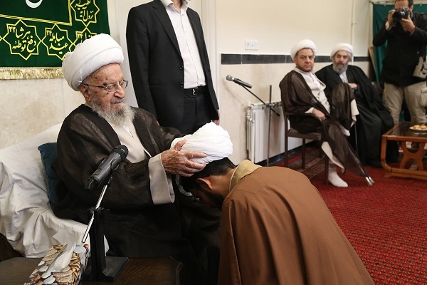 جشن ولادت امیرمؤمنان(ع) و عمامهگذاری تعدادی از طلاب توسط آیتالله مکارم جشن ولادت امیرمؤمنان(ع) و عمامهگذاری تعدادی از طلاب توسط آیتالله مکارم
