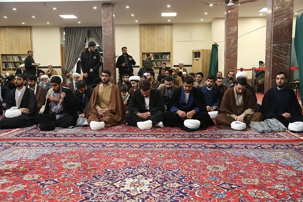 جشن ولادت امیرمؤمنان(ع) و عمامهگذاری تعدادی از طلاب توسط آیتالله مکارم جشن ولادت امیرمؤمنان(ع) و عمامهگذاری تعدادی از طلاب توسط آیتالله مکارم
