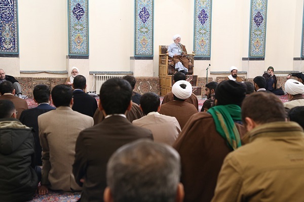جشن ولادت امیرمؤمنان(ع) و عمامهگذاری تعدادی از طلاب توسط آیتالله مکارم جشن ولادت امیرمؤمنان(ع) و عمامهگذاری تعدادی از طلاب توسط آیتالله مکارم