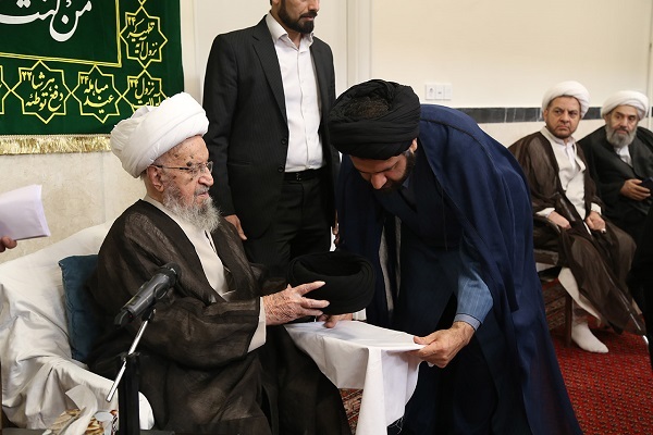 جشن ولادت امیرمؤمنان(ع) و عمامهگذاری تعدادی از طلاب توسط آیتالله مکارم جشن ولادت امیرمؤمنان(ع) و عمامهگذاری تعدادی از طلاب توسط آیتالله مکارم