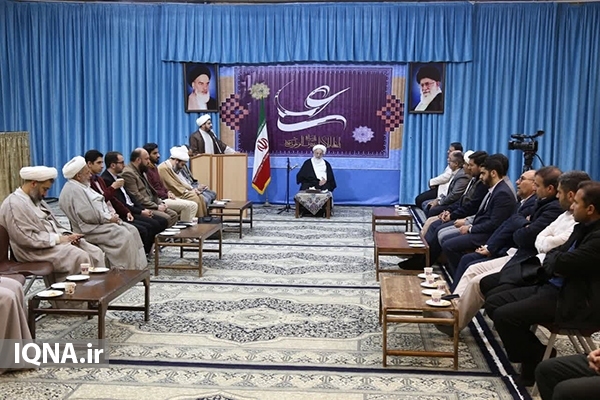 دیدار جمعی از مداحان و شاعران آیینی با امام جمعه یزد‌