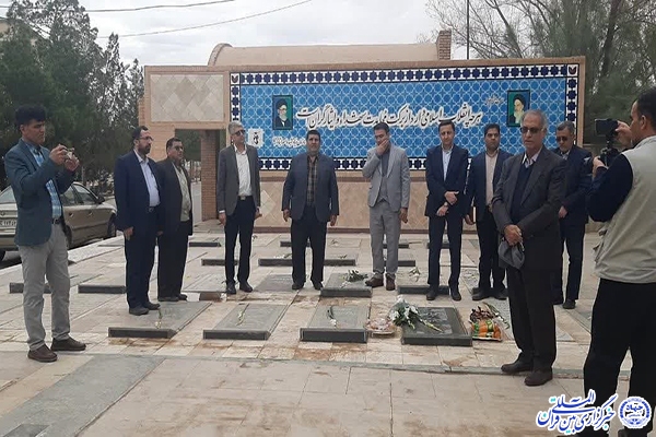 ادای احترام مسئولان جهاددانشگاهی یزد به شهيد شمسی‌پور