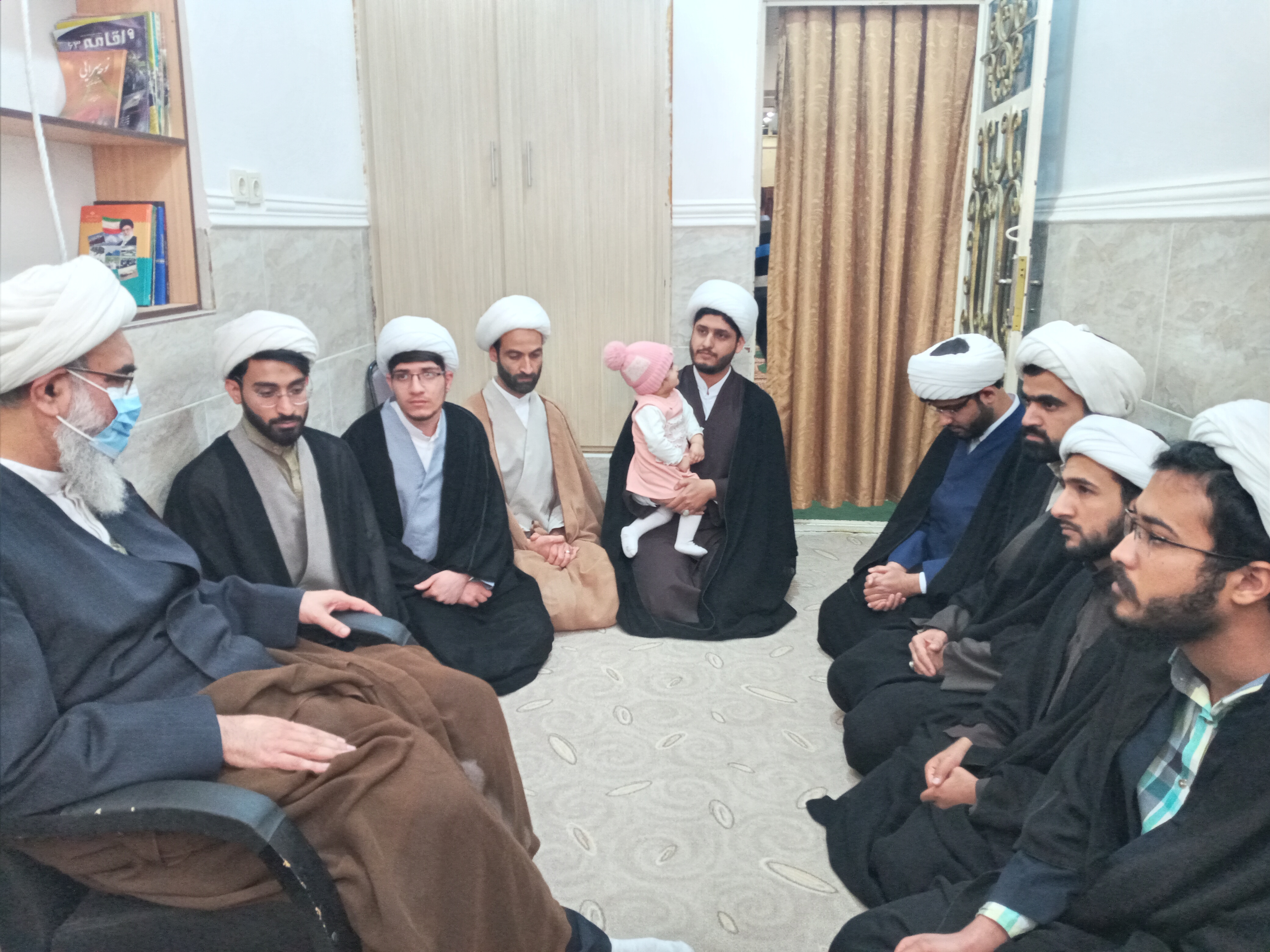 آیین عمامه‌گذاری طلاب در محله ایثار بوشهر