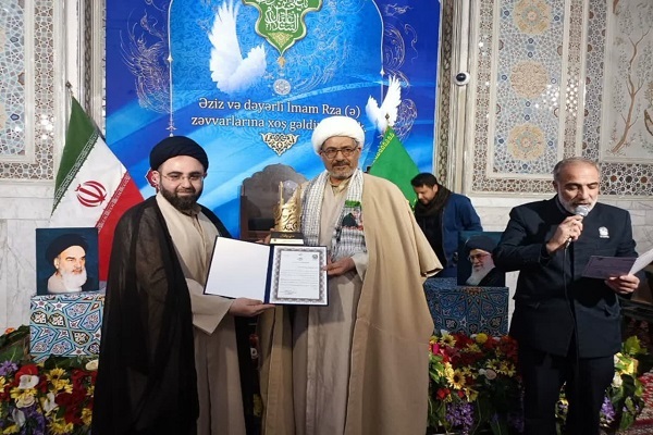 از قاریان ممتاز قرآن کریم کشور عراق در حرم رضوی تقدیر شد