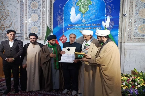 از قاریان ممتاز قرآن کریم کشور عراق در حرم رضوی تقدیر شد