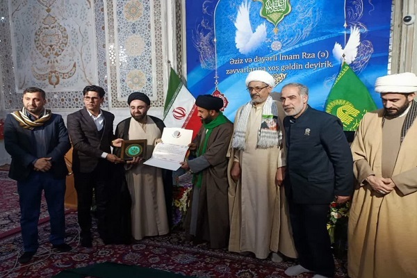 از قاریان ممتاز قرآن کریم کشور عراق در حرم رضوی تقدیر شد