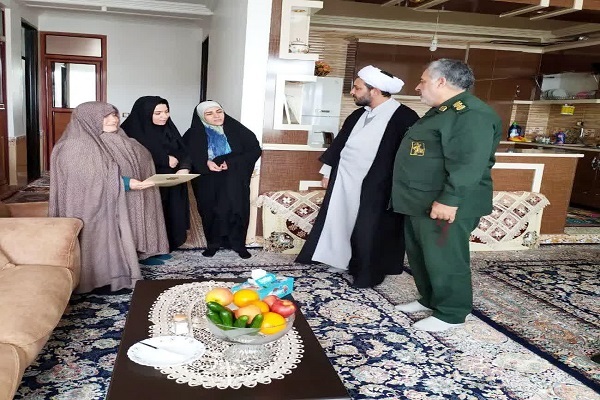 فرمانده سپاه شاهین دژ با خانواده شهید قاسمی دیدار کرد