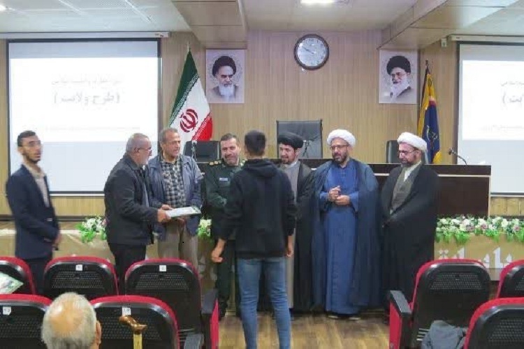 مراسم تجلیل از نفرات برتر مسابقات قرآن بسیج کازرون