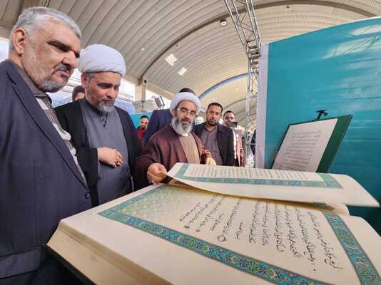 نمایش قرآن منسوب به امام علی (ع) در نمایشگاه کربلا