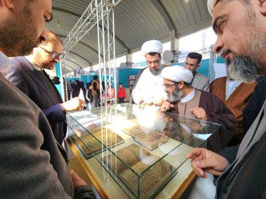 نمایش قرآن منسوب به امام علی (ع) در نمایشگاه کربلا