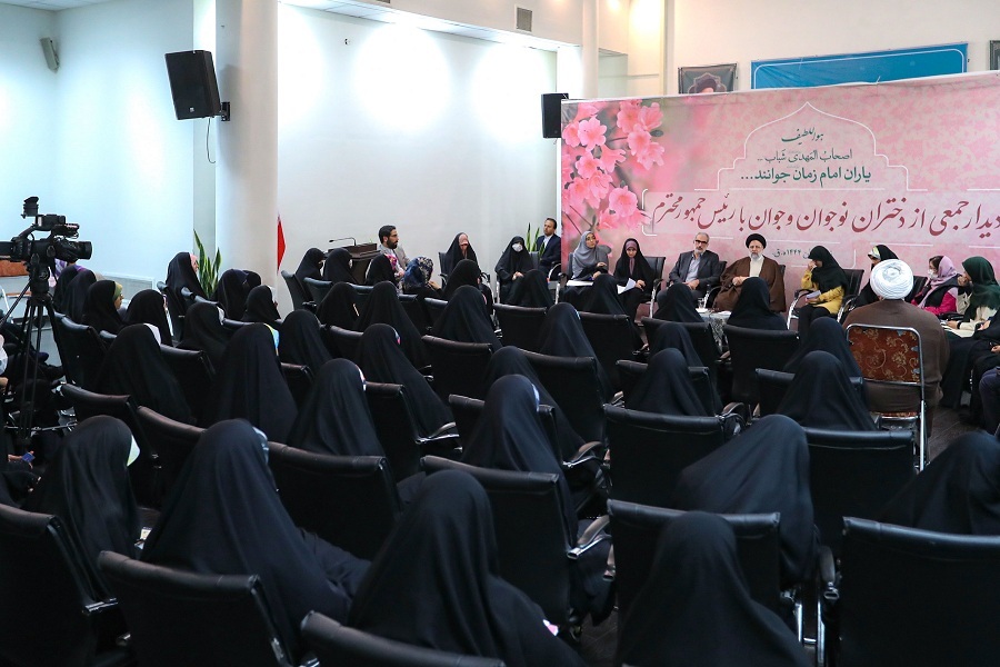 حجت‌الاسلام والمسلمین سیدابراهیم رئیسی در دیدار با جمعی از دختران نوجوان شرکت‌کننده در برنامه «بینهایت شو»