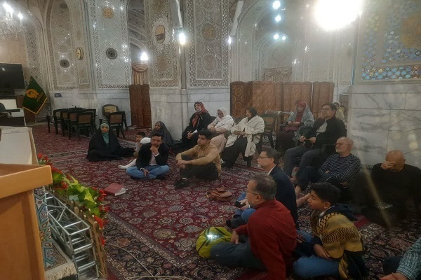 ویژه برنامه مهدوی با حضور شیعیانی از ۵ کشور دنیا در حرم مطهر رضوی برگزار شد
