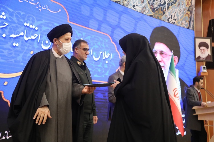 تجلیل از خبرنگار ایکنا همدان  در اجلاس نماز